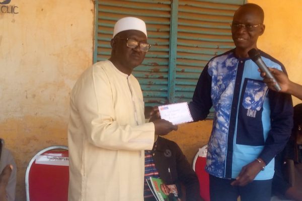 La Fondation-LONASE octroie un chèque de 21.000 000 FCFA l&rsquo;école élémentaire publique Amath Barry pour sa réhabilitation totale