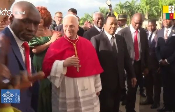Cameroun: arrivé à Yaoundé, le pape Léon XIV appelle à «briser les chaînes de la corruption»