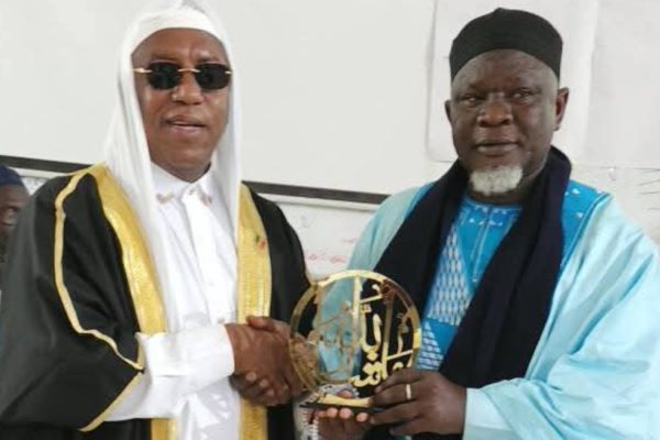 Chérif Boun Chamsidine Aïdara honore Oustaz Djibril Dème avec le Prix du vivre-ensemble en paix