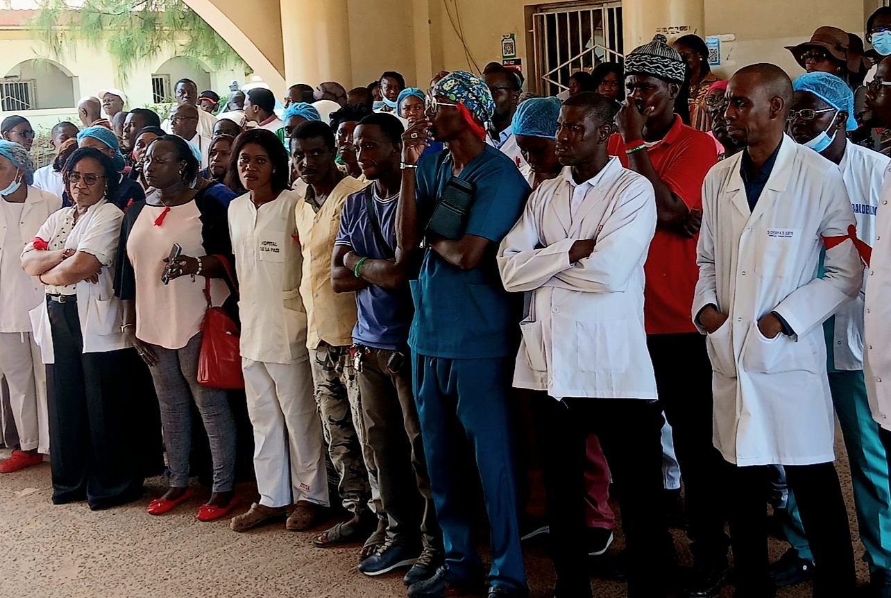 HÔPITAL DE LA PAIX DE ZIGUINCHOR : L’INTERSYNDICALE DÉCLARE LA GUERRE AUX « PROMESSES » ET MENACE DE PARALYSER L’ÉTABLISSEMENT