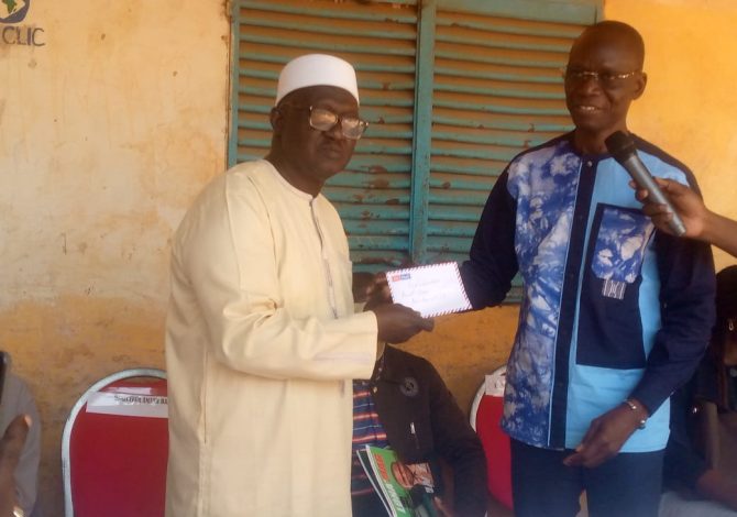 La Fondation-LONASE octroie un chèque de 21.000 000 FCFA l&rsquo;école élémentaire publique Amath Barry pour sa réhabilitation totale