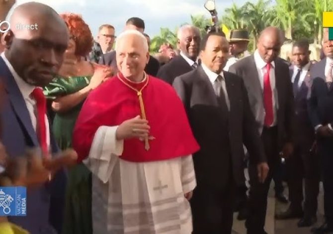 Cameroun: arrivé à Yaoundé, le pape Léon XIV appelle à «briser les chaînes de la corruption»