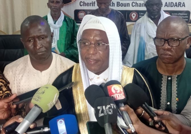 Chérif Cheikh Boun Chamsidine Aidara met en lumière l&rsquo;héritage spirituel de Cheikhna Cheikh Mahfouz Aidara dans son ouvrage La Lumière