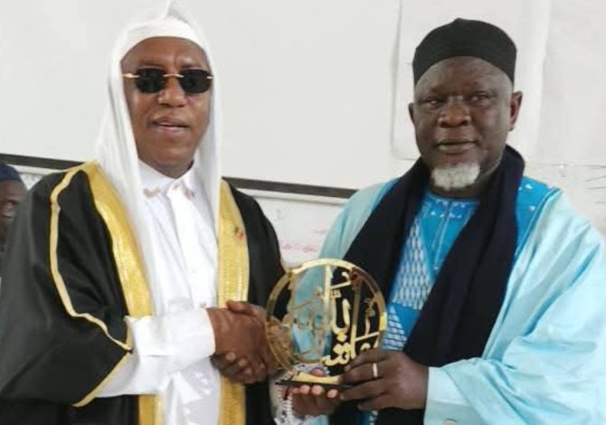 Chérif Boun Chamsidine Aïdara honore Oustaz Djibril Dème avec le Prix du vivre-ensemble en paix